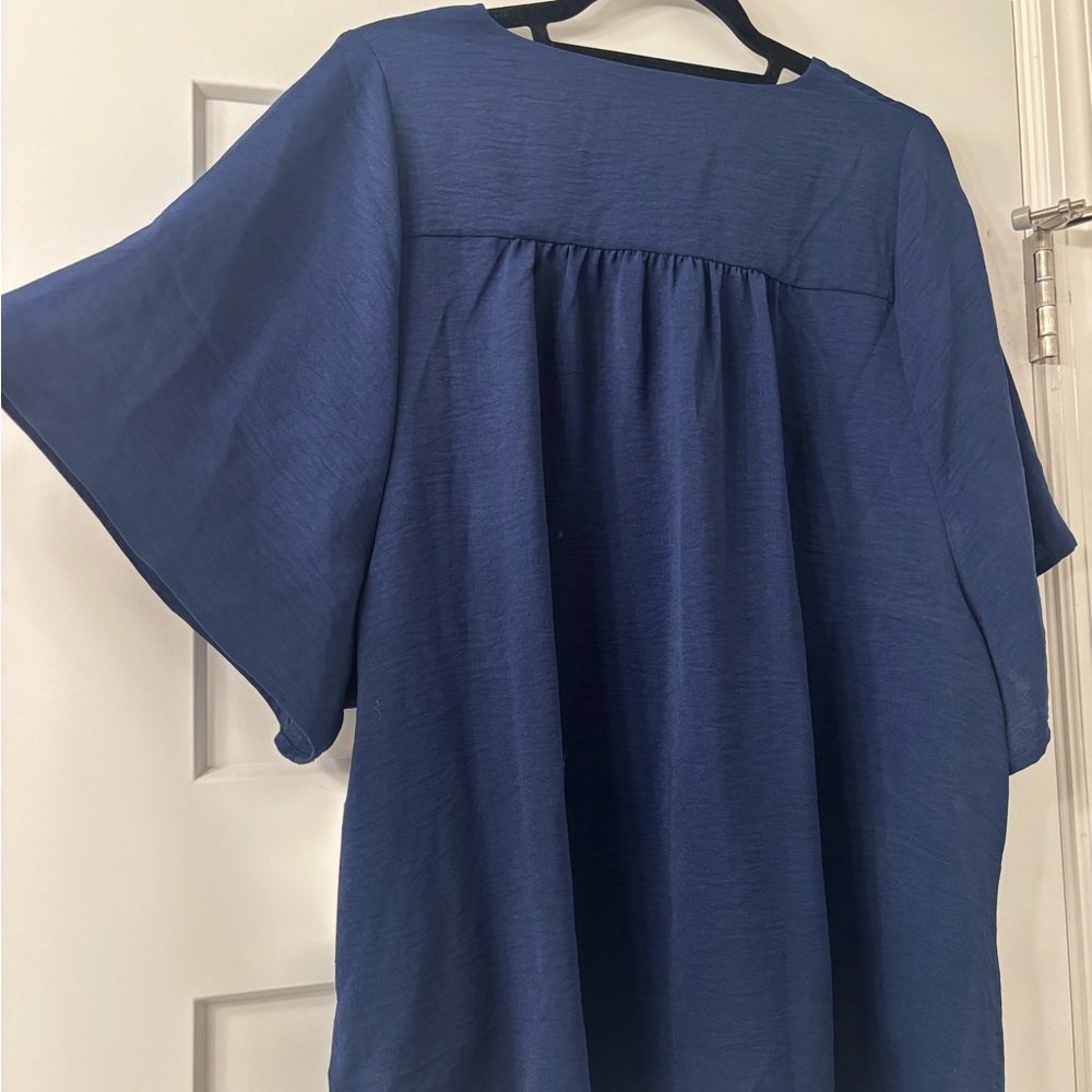 NWT 89th & Madison V-Neck Navy Button-Down Blouse - Large - Picture 4 of 7